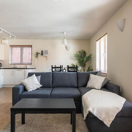 Spacious 2Br Flat - 2 Free Parking Spaces - Near Lgw Airport 크롤리 외부 사진
