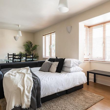 Spacious 2Br Flat - 2 Free Parking Spaces - Near Lgw Airport 크롤리 외부 사진