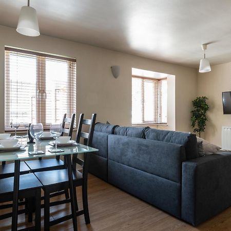 Spacious 2Br Flat - 2 Free Parking Spaces - Near Lgw Airport 크롤리 외부 사진