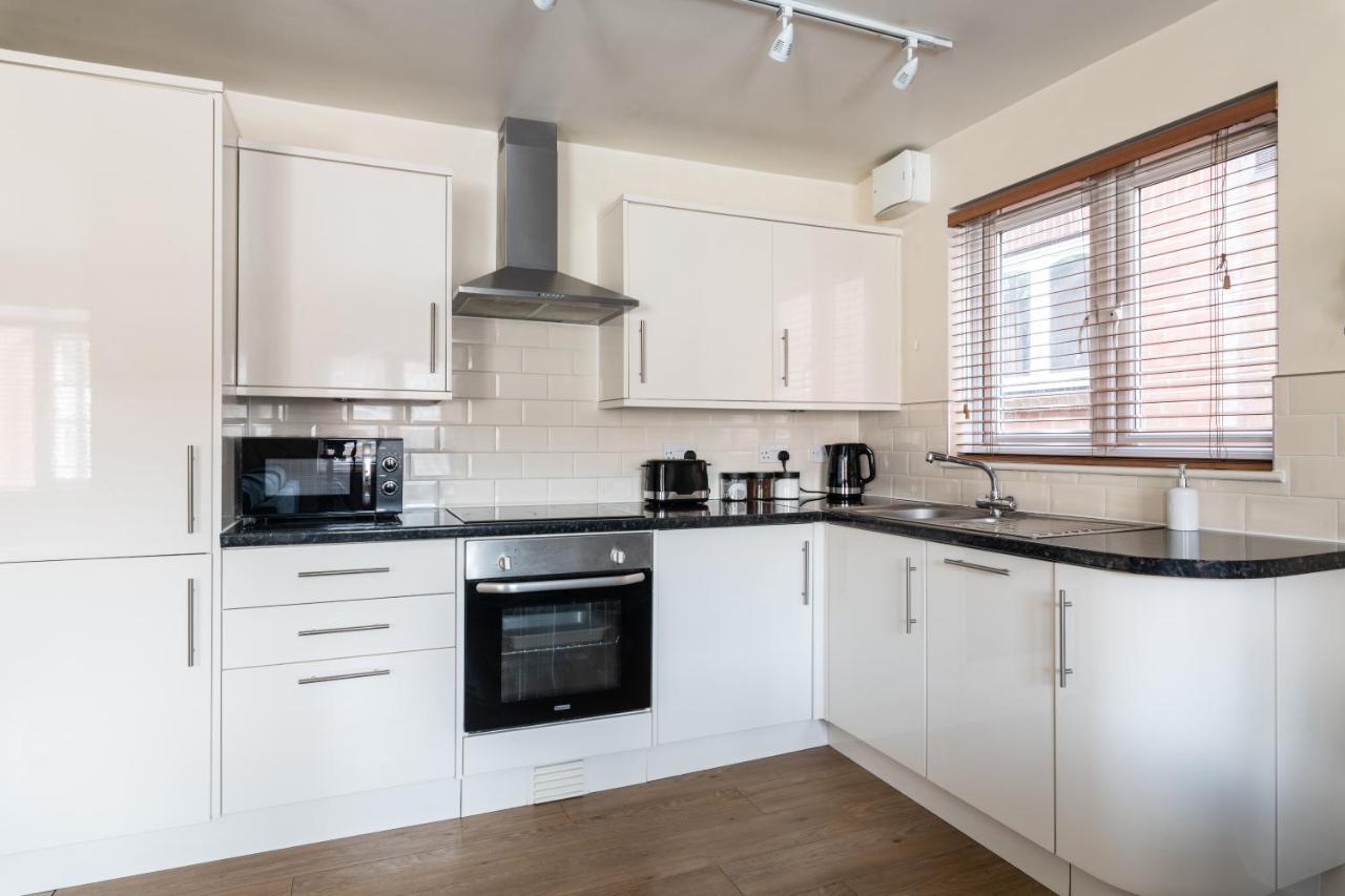Spacious 2Br Flat - 2 Free Parking Spaces - Near Lgw Airport 크롤리 외부 사진