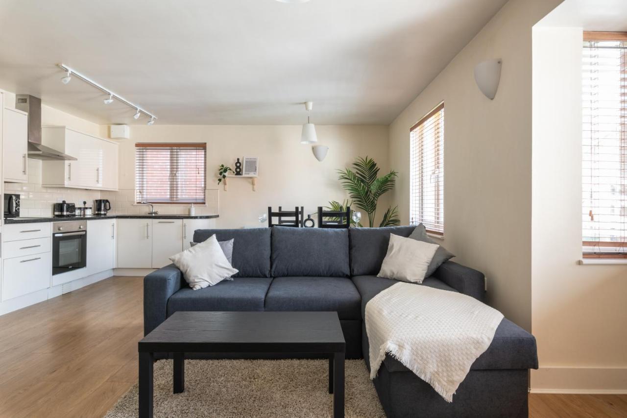 Spacious 2Br Flat - 2 Free Parking Spaces - Near Lgw Airport 크롤리 외부 사진