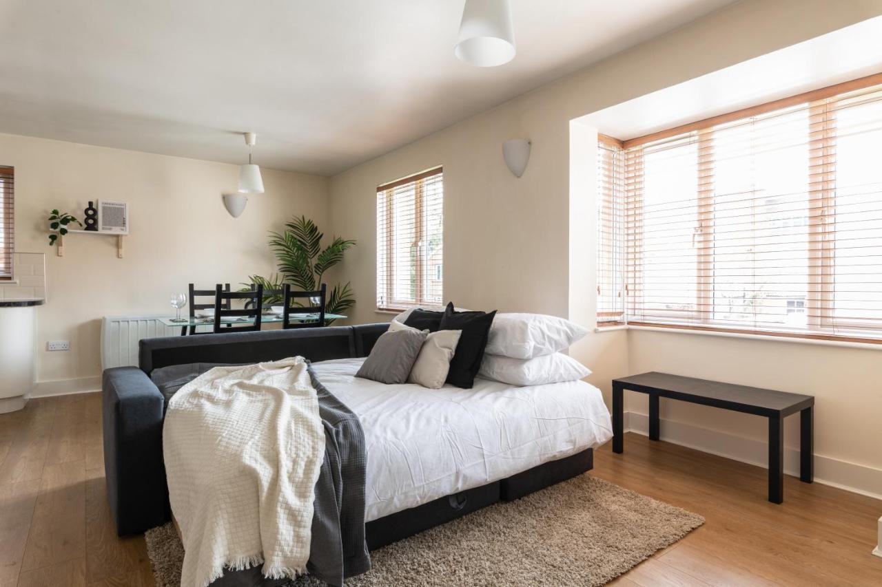 Spacious 2Br Flat - 2 Free Parking Spaces - Near Lgw Airport 크롤리 외부 사진
