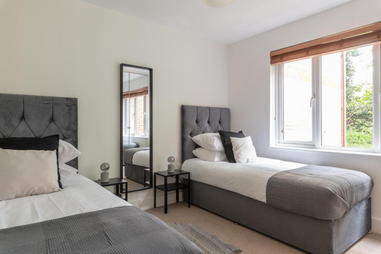 Spacious 2Br Flat - 2 Free Parking Spaces - Near Lgw Airport 크롤리 외부 사진