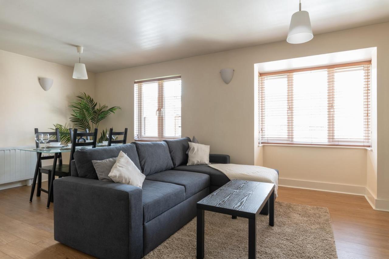 Spacious 2Br Flat - 2 Free Parking Spaces - Near Lgw Airport 크롤리 외부 사진
