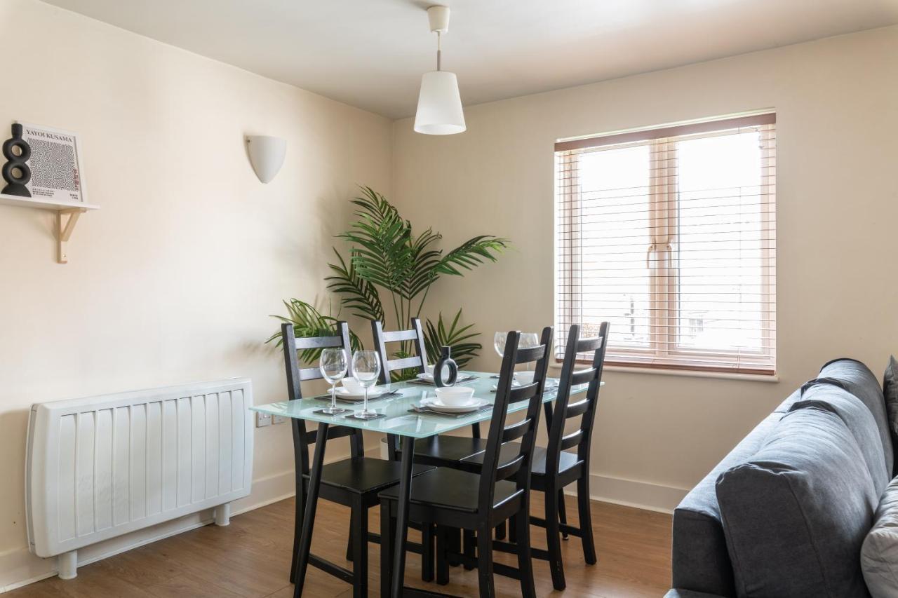 Spacious 2Br Flat - 2 Free Parking Spaces - Near Lgw Airport 크롤리 외부 사진