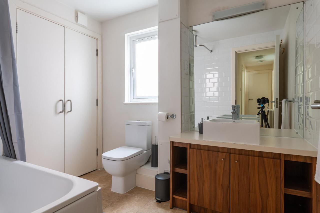 Spacious 2Br Flat - 2 Free Parking Spaces - Near Lgw Airport 크롤리 외부 사진