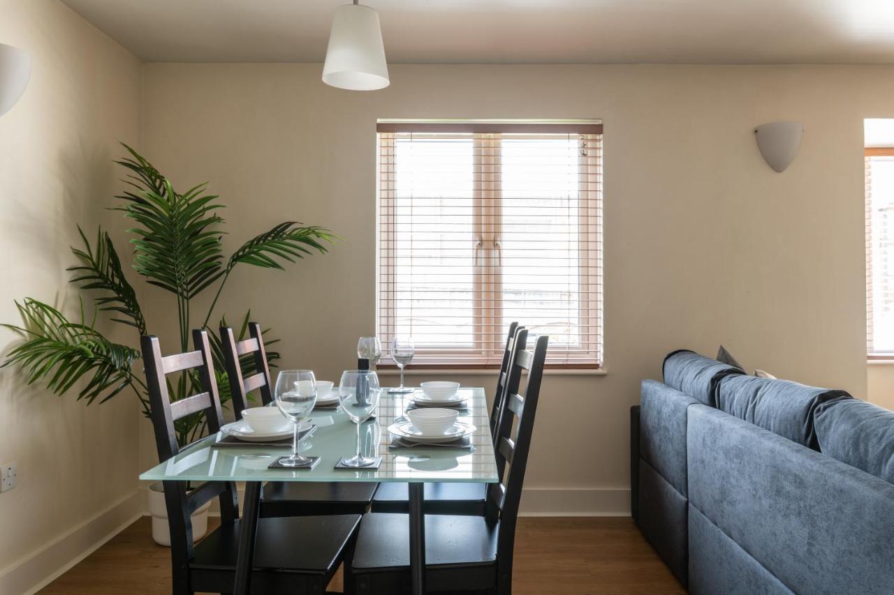 Spacious 2Br Flat - 2 Free Parking Spaces - Near Lgw Airport 크롤리 외부 사진