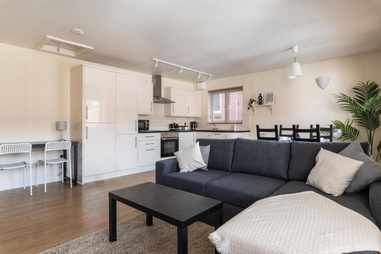 Spacious 2Br Flat - 2 Free Parking Spaces - Near Lgw Airport 크롤리 외부 사진