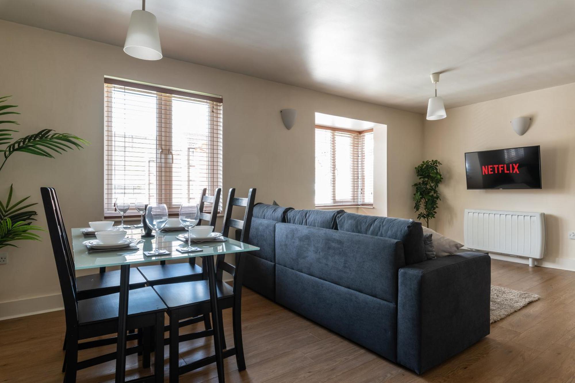 Spacious 2Br Flat - 2 Free Parking Spaces - Near Lgw Airport 크롤리 외부 사진